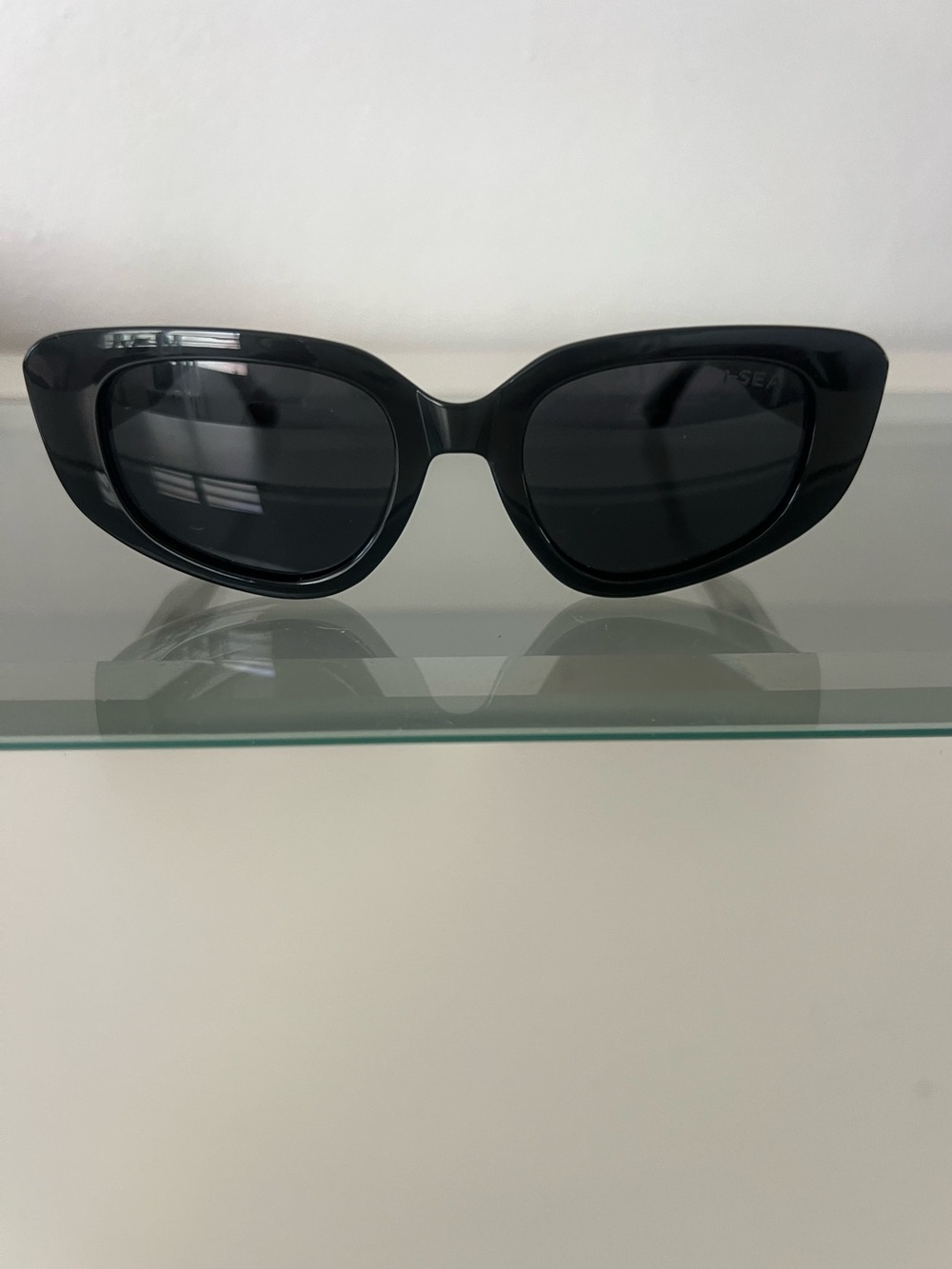 Sleek Black Cat-Eye Sunglasses for Women